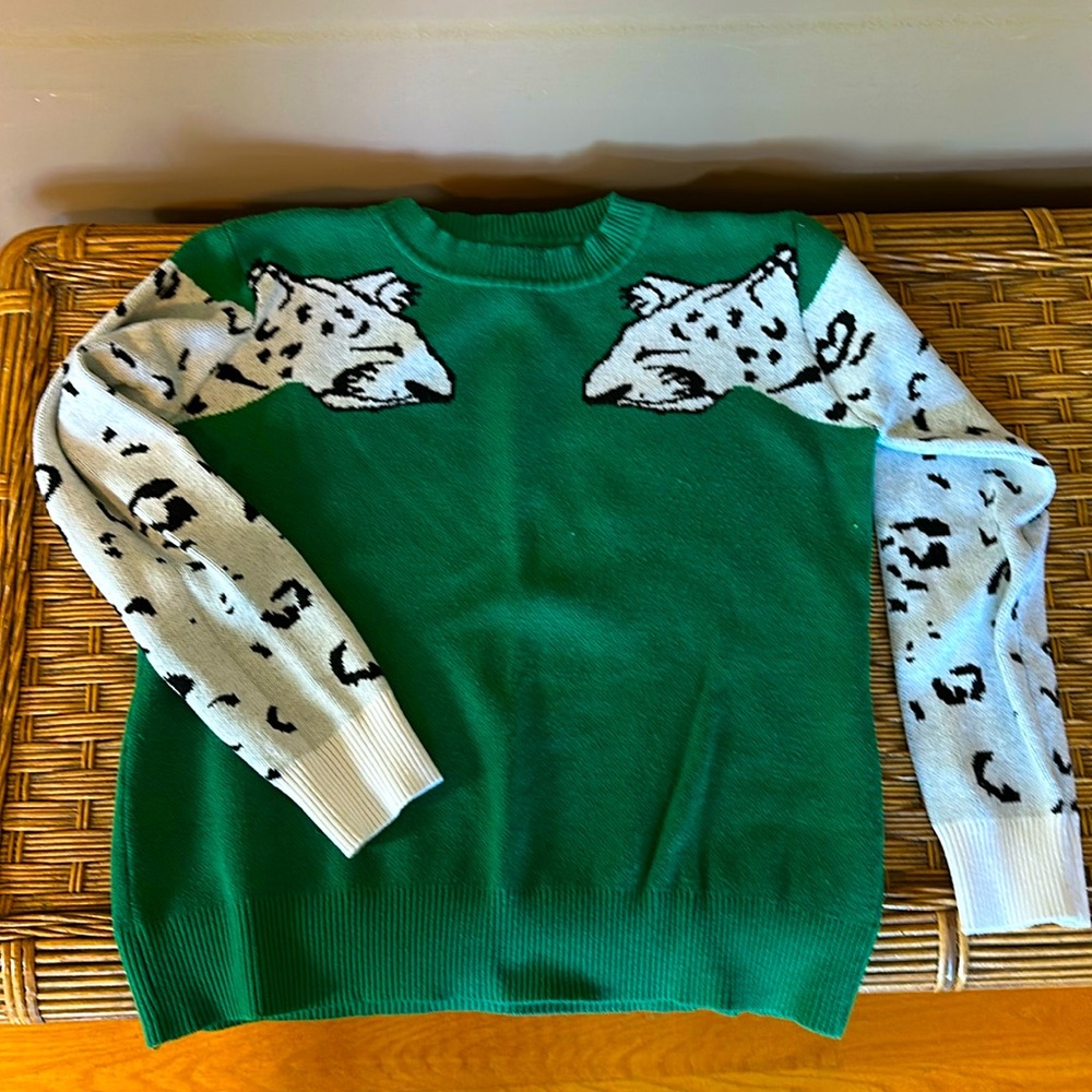 Cute sweater/stretchy knit/ like new